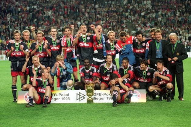 DFB Pokalfinale 1998: Bayern Muenchen - MSV Duisburg 2:1 16.05.1998 Mannschaft FC Bayern Muenchen mit dem Pokal Â *** DFB Cup Final 1998 Bayern Muenchen MSV Duisburg 2 1 16 05 1998 Team FC Bayern Muenchen with the cup Â HM