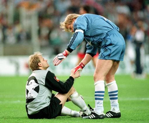 Archivbilder der Woche SPORT KW14 DFB Pokalfinale 1998: Bayern Muenchen - MSV Duisburg 2:1 16.05.1998 Torwart Oliver Kahn (rechts) tröstet seinen Torwartkollegen Thomas Gill (links) Â *** DFB Cup Final 1998 Bayern Muenchen MSV Duisburg 2 1 16 05 1998 Goalkeeper Oliver Kahn right consoles his goalkeeper colleague Thomas Gill left Â HM
