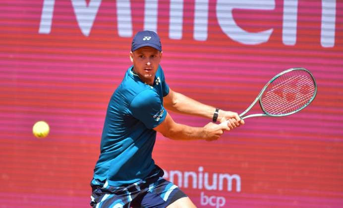 Hubert Hurkacz (Polen) in seinem aktuell laufenden Viertelfinale Estoril Open, Portugal, 5. April 2024 - Hubert Hurkacz (Polen) in seinem aktuell laufenden Viertelfinale der Estoril Open in Portugal gegen den Spanier Pablo Llamas Ruiz (nicht im Bild) Estoril Estoril Tennis Club Lisbon Portugal