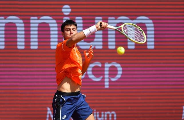 Pablo Llamas Ruiz (Spanien) in seinem aktuell laufenden Viertelfinale Estoril Open, Portugal, 5. April 2024 - Pablo Llamas Ruiz (Spanien) in seinem aktuell laufenden Viertelfinale der Estoril Open in Portugal gegen den Polen Hubert Hurkacz (nicht im Bild) Estoril Estoril Tennis Club Lisbon Portugal
