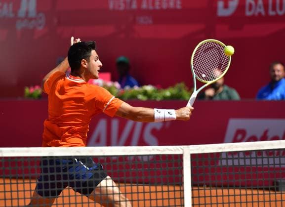 Pablo Llamas Ruiz (Spanien) in seinem aktuell laufenden Viertelfinale Estoril Open, Portugal, 5. April 2024 - Pablo Llamas Ruiz (Spanien) in seinem aktuell laufenden Viertelfinale der Estoril Open in Portugal gegen den Polen Hubert Hurkacz (nicht im Bild) Estoril Estoril Tennis Club Lisbon Portugal