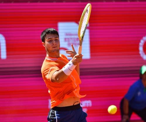 Pablo Llamas Ruiz (Spanien) in seinem aktuell laufenden Viertelfinale Estoril Open, Portugal, 5. April 2024 - Pablo Llamas Ruiz (Spanien) in seinem aktuell laufenden Viertelfinale der Estoril Open in Portugal gegen den Polen Hubert Hurkacz (nicht im Bild) Estoril Estoril Tennis Club Lisbon Portugal