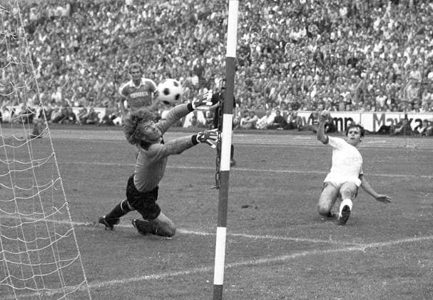 Archivbilder der Woche SPORT KW14 DFB-Pokalfinale Hertha BSC Berlin - Fortuna Duesseldorf 0:1 n.V. 23.06.1979 Tor durch Wolfgang Seel (F95) zum 1:0 für Fortuna gegen TW Norbert Nigbur (Hertha), im Hintergrund Uwe Kliemann (Hertha) *** DFB Cup Final Hertha BSC Berlin Fortuna Duesseldorf 0 1 n V 23 06 1979 Goal by Wolfgang Seel F95 for 1 0 for Fortuna against TW Norbert Nigbur Hertha , in the background Uwe Kliemann Hertha HM