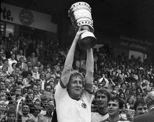 DFB-Pokalfinale Hertha BSC Berlin - Fortuna Duesseldorf 0:1 n.V. 23.06.1979 Gerd Zewe (Fortuna) zeigt den Pokal rechts Rudi Bommer,Wolfgang Seel und Klaus Allofs (halb verdeckt) Â *** DFB Cup Final Hertha BSC Berlin Fortuna Duesseldorf 0 1 n V 23 06 1979 Gerd Zewe Fortuna shows the cup right Rudi Bommer,Wolfgang Seel and Klaus Allofs half covered Â HM