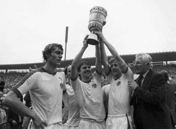 DFB-Pokalfinale Hertha BSC Berlin - Fortuna Duesseldorf 0:1 n.V. 23.06.1979 Fortuna Duesseldorf: DFB Pokalsieger 1979. V.l: Rudi Bommer, Egon Köhnen (halb verd.), Klaus Allofs u. Gerd Zewe mit Bundestrainer Jupp Derwall 23.06.1979 in Hannover. Â *** DFB Cup Final Hertha BSC Berlin Fortuna Duesseldorf 0 1 n V 23 06 1979 Fortuna Duesseldorf DFB Cup Winner 1979 V l Rudi Bommer, Egon Köhnen halb verd , Klaus Allofs u Gerd Zewe with national coach Jupp Derwall 23 06 1979 in Hannover Â HM