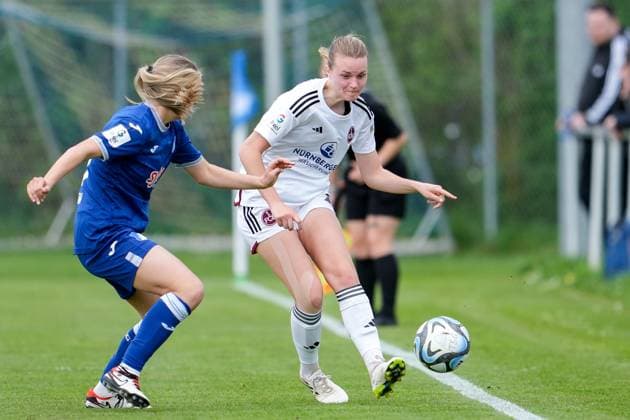 v.li.: Sophia Gerber (TSG, 29), Amelie Thöle (FCN, 12), Zweikampf, Spielszene, Duell, duel, tackle, tackling, Dynamik, Action, Aktion, 05.04.2024, Sankt Leon-Rot (Deutschland), Fussball, Frauen, Testspiel, TSG 1899 Hoffenheim - 1. FC Nürnberg, 05.04.2024, Sankt Leon-Rot (Deutschland), Fussball, Frauen, Testspiel, TSG 1899 Hoffenheim - 1. FC Nürnberg, DFB DFL REGULATIONS PROHIBIT ANY USE OF PHOTOGRAPHS AS IMAGE SEQUENCES AND OR QUASI-VIDEO.