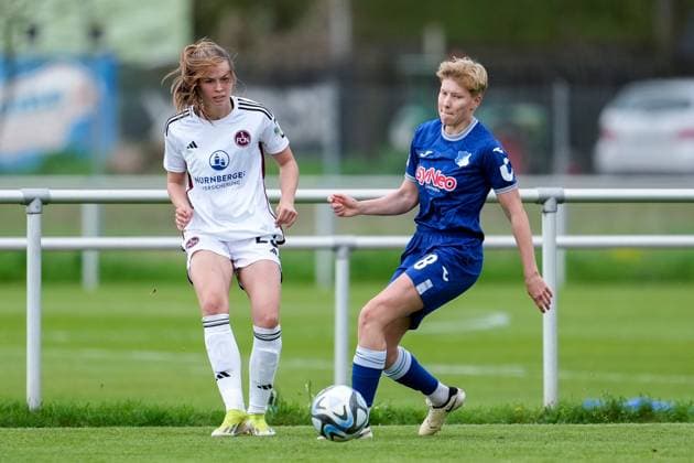 v.li.: Nele Bauereisen (FCN, 23), Paulina Krumbiegel (TSG, 8), Zweikampf, Spielszene, Duell, duel, tackle, tackling, Dynamik, Action, Aktion, 05.04.2024, Sankt Leon-Rot (Deutschland), Fussball, Frauen, Testspiel, TSG 1899 Hoffenheim - 1. FC Nürnberg, 05.04.2024, Sankt Leon-Rot (Deutschland), Fussball, Frauen, Testspiel, TSG 1899 Hoffenheim - 1. FC Nürnberg, DFB DFL REGULATIONS PROHIBIT ANY USE OF PHOTOGRAPHS AS IMAGE SEQUENCES AND OR QUASI-VIDEO.