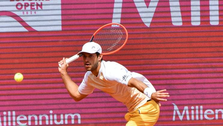 Nuno Borges (Portugal) in seinem aktuell laufenden Viertelfinale der Estoril Open Estoril Open, Portugal, 5. April 2024 - Nuno Borges (Portugal) in seinem aktuell laufenden Viertelfinale der Estoril Open in Portugal gegen den Chilenen Cristian Garin (nicht im Bild) Estoril Estoril Tennis Club Lisbon Portugal