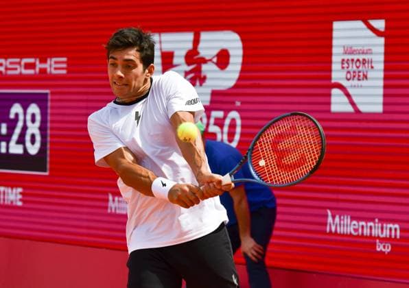Cristian Garin (Chile) im Viertelfinale der Estoril Open Estoril Open, Portugal, 5. April 2024 - Cristian Garin (Chile) im Viertelfinale der Estoril Open in Portugal gegen den Portugiesen Nuno Borges (nicht im Bild) Estoril Estoril Tennis Club Lisbon Portugal