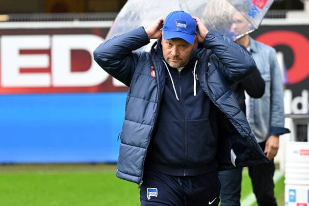 Paderborn, Home Deluxe Arena, 05.04.24, GER, Herren, 2.Bundesliga, Saison 2023-2024, SC Paderborn 07 - Hertha BSC Berlin Bild: Trainer Pal DARDAI (Hertha BSC) Only for editorial use! DFL regulations prohibit any use of photographs as image sequences and or quasi-video. NRW Deutschland