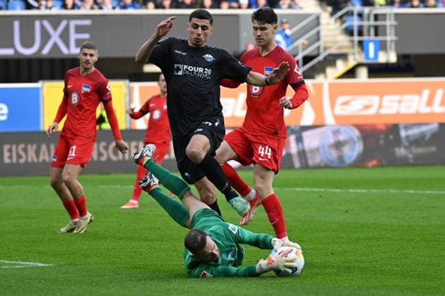 Paderborn, Home Deluxe Arena, 05.04.24, GER, Herren, 2.Bundesliga, Saison 2023-2024, SC Paderborn 07 - Hertha BSC Berlin Bild: v.li. Torwart Marius GERSBECK (Hertha BSC), Koen KOSTONS (Paderborn) und Linus GECHTER (Hertha BSC) Only for editorial use! DFL regulations prohibit any use of photographs as image sequences and or quasi-video. NRW Deutschland