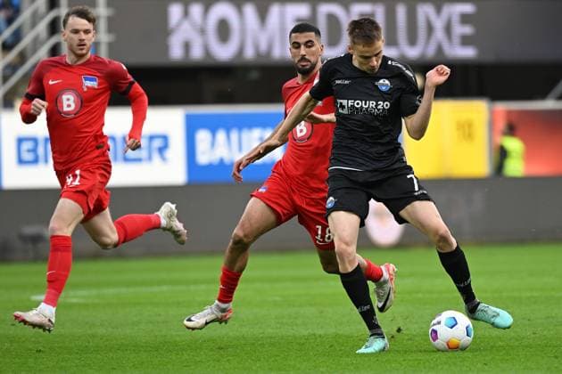Paderborn, Home Deluxe Arena, 05.04.24, GER, Herren, 2.Bundesliga, Saison 2023-2024, SC Paderborn 07 - Hertha BSC Berlin Bild: v.li. im Zweikampf Aymen BARKOK (Hertha BSC) und Filip BILBIJA (Paderborn) Only for editorial use! DFL regulations prohibit any use of photographs as image sequences and or quasi-video. NRW Deutschland