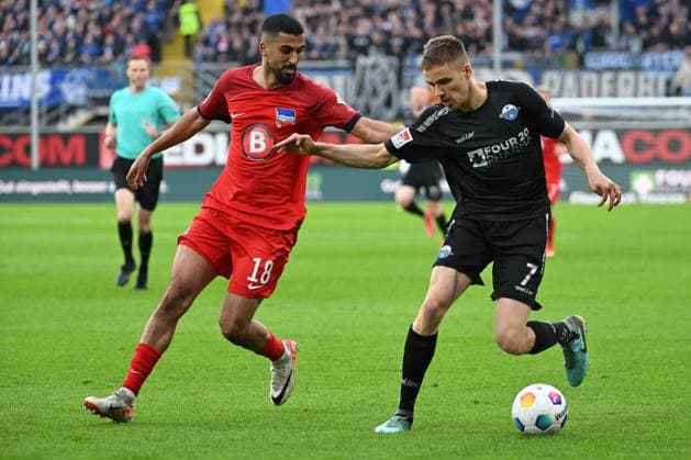 Paderborn, Home Deluxe Arena, 05.04.24, GER, Herren, 2.Bundesliga, Saison 2023-2024, SC Paderborn 07 - Hertha BSC Berlin Bild: v.li. im Zweikampf Aymen BARKOK (Hertha BSC) und Filip BILBIJA (Paderborn) Only for editorial use! DFL regulations prohibit any use of photographs as image sequences and or quasi-video. NRW Deutschland