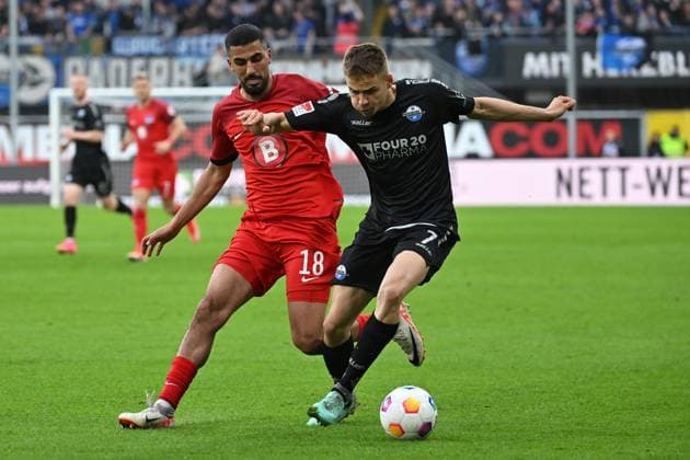 Paderborn, Home Deluxe Arena, 05.04.24, GER, Herren, 2.Bundesliga, Saison 2023-2024, SC Paderborn 07 - Hertha BSC Berlin Bild: v.li. im Zweikampf Aymen BARKOK (Hertha BSC) und Filip BILBIJA (Paderborn) Only for editorial use! DFL regulations prohibit any use of photographs as image sequences and or quasi-video. NRW Deutschland