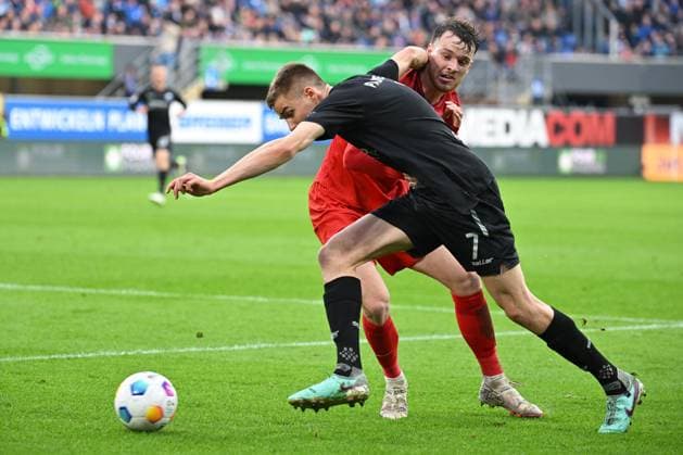 Paderborn, Home Deluxe Arena, 05.04.24, GER, Herren, 2.Bundesliga, Saison 2023-2024, SC Paderborn 07 - Hertha BSC Berlin Bild: v.li. im Zweikampf Pascal KLEMENS (Hertha BSC) und Filip BILBIJA (Paderborn) Only for editorial use! DFL regulations prohibit any use of photographs as image sequences and or quasi-video. NRW Deutschland