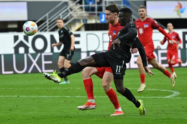 Paderborn, Home Deluxe Arena, 05.04.24, GER, Herren, 2.Bundesliga, Saison 2023-2024, SC Paderborn 07 - Hertha BSC Berlin Bild: v.li. im Zweikampf Linus GECHTER (Hertha BSC) und Sirlord CONTEH (Paderborn) Only for editorial use! DFL regulations prohibit any use of photographs as image sequences and or quasi-video. NRW Deutschland