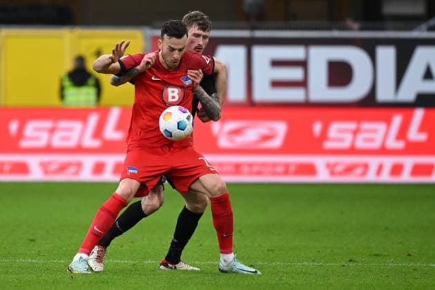 Paderborn, Home Deluxe Arena, 05.04.24, GER, Herren, 2.Bundesliga, Saison 2023-2024, SC Paderborn 07 - Hertha BSC Berlin Bild: v.li. im Zweikampf Haris TABAKOVIC (Hertha BSC) und Calvin BRACKELMANN (Paderborn) Only for editorial use! DFL regulations prohibit any use of photographs as image sequences and or quasi-video. NRW Deutschland