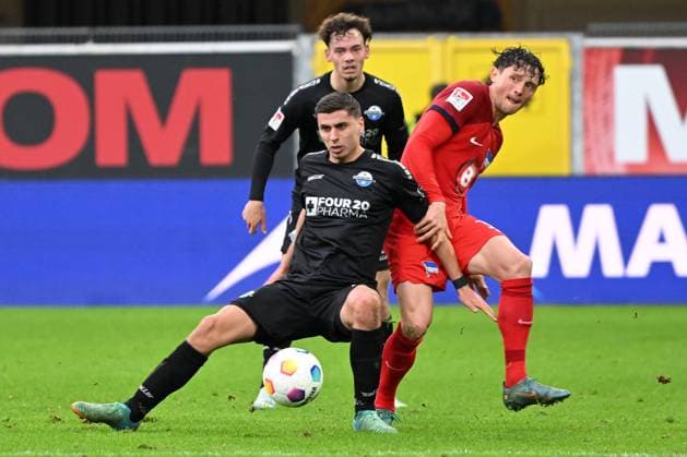 Paderborn, Home Deluxe Arena, 05.04.24, GER, Herren, 2.Bundesliga, Saison 2023-2024, SC Paderborn 07 - Hertha BSC Berlin Bild: v.li. im Zweikampf Koen KOSTONS (Paderborn) und Fabian REESE (Hertha BSC) Only for editorial use! DFL regulations prohibit any use of photographs as image sequences and or quasi-video. NRW Deutschland