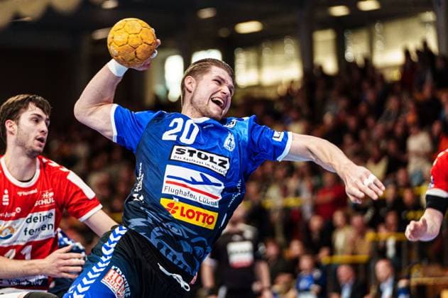 Wurf Tor Leon Ciudad Benitez (VfL Luebeck-Schwartau, 20) GER, VfL Luebeck-Schwartau vs. HSG Nordhorn-Lingen, Handball, 2. Bundesliga, Spieltag 27, Saison 2023 2024, 05.04.2024 GER, VfL Luebeck-Schwartau vs. HSG Nordhorn-Lingen, Handball, 2. Bundesliga, Spieltag 27, Saison 2023 2024, 05.04.2024 Luebeck