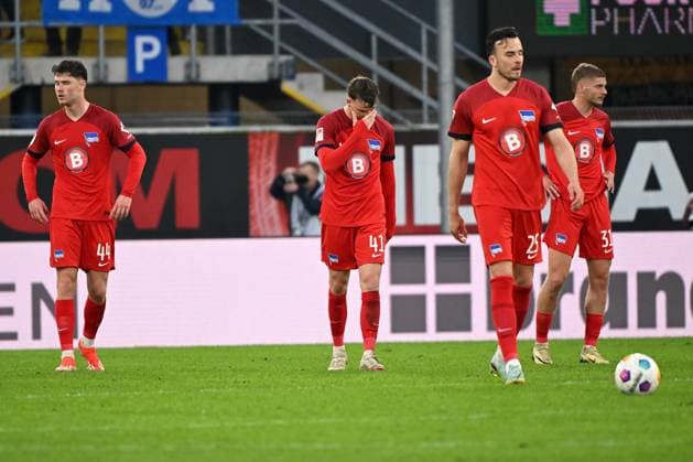 Paderborn, Home Deluxe Arena, 05.04.24, GER, Herren, 2.Bundesliga, Saison 2023-2024, SC Paderborn 07 - Hertha BSC Berlin Bild: v.li., -b4-, Pascal KLEMENS (Hertha BSC), Haris TABAKOVIC (Hertha BSC) und Marton DARDAI (Hertha BSC) Only for editorial use! DFL regulations prohibit any use of photographs as image sequences and or quasi-video. NRW Deutschland