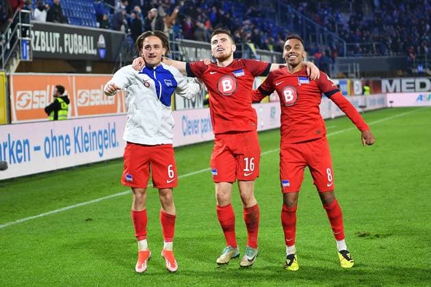 Paderborn, Home Deluxe Arena, 05.04.24, GER, Herren, 2.Bundesliga, Saison 2023-2024, SC Paderborn 07 - Hertha BSC Berlin Bild: Schlussjubel, Emotion, Freude Hertha BSC. v.li. Michal KARBOWNIK (Hertha BSC), Jonjoe KENNY (Hertha BSC) und Bilal HUSSEIN (Hertha BSC) Only for editorial use! DFL regulations prohibit any use of photographs as image sequences and or quasi-video. NRW Deutschland