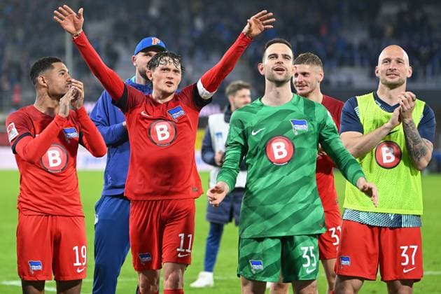 Sport Bilder des Tages Paderborn, Home Deluxe Arena, 05.04.24, GER, Herren, 2.Bundesliga, Saison 2023-2024, SC Paderborn 07 - Hertha BSC Berlin Bild: Schlussjubel, Emotion, Freude Hertha BSC, v.li. Jeremy DUDZIAK (Hertha BSC), Fabian REESE (Hertha BSC), Torwart Marius GERSBECK (Hertha BSC) und Toni LEISTNER (Hertha BSC) Only for editorial use! DFL regulations prohibit any use of photographs as image sequences and or quasi-video. NRW Deutschland