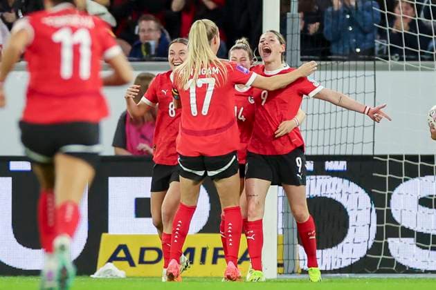 Bilder des Jahres 2024, Sport 04 April Sport Themen der Woche KW14 Sport Bilder des Tages Eileen Campbell (Austria) bejubelt seinen Treffer mit den Teamkollegen, UEFA Womens European Qualifiers - Group A4, Austria vs Germany, Oberoesterreich Arena, 05.04.2024, Linz, Oesterreich. *** Eileen Campbell Austria celebrates his goal with teammates, UEFA Womens European Qualifiers Group A4, Austria vs Germany, Oberoesterreich Arena, 05 04 2024, Linz, Austria