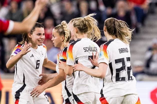 Bilder des Jahres 2024, Sport 04 April Sport Themen der Woche KW14 Sport Bilder des Tages UEFA Women’s European Qualifiers: Österreich - Deutschland; 05.04.2024 Jubel zum 2:3 durch Giulia Gwinn (Deutschland, 15) nach Elfmeter UEFA Women’s European Qualifiers: Österreich - Deutschland; Raiffeisen Arena, Linz, 05.04.2024 *** UEFA Womens European Qualifiers Austria Germany 05 04 2024 Giulia Gwinn Germany celebrates 2 3 after penalty kick UEFA Womens European Qualifiers Austria Germany Raiffeisen Arena, Linz, 05 04 2024 Copyright: xBEAUTIFULxSPORTS Wunderlx