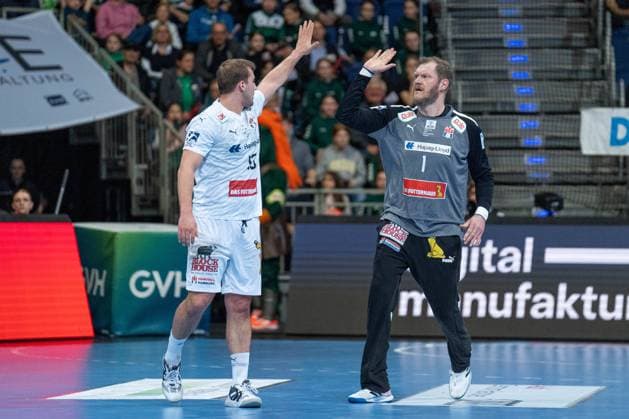 Hannover, Deutschland 05. April 2024: 1. HBL - 2023 2024 - TSV Hannover - Burgdorf vs. Handball Verein Hamburg Im Bild: v.li. Zoran Ilic (Hamburg) und Torwart Johannes Bitter (Hamburg) ZAG-Arena Niedersachsen Copyright: xFotostandx xNiewelerx