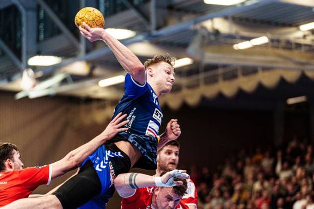 Wurf Tor Niko Blaauw (VfL Luebeck-Schwartau, 17) GER, VfL Luebeck-Schwartau vs. HSG Nordhorn-Lingen, Handball, 2. Bundesliga, Spieltag 27, Saison 2023 2024, 05.04.2024 GER, VfL Luebeck-Schwartau vs. HSG Nordhorn-Lingen, Handball, 2. Bundesliga, Spieltag 27, Saison 2023 2024, 05.04.2024 Luebeck