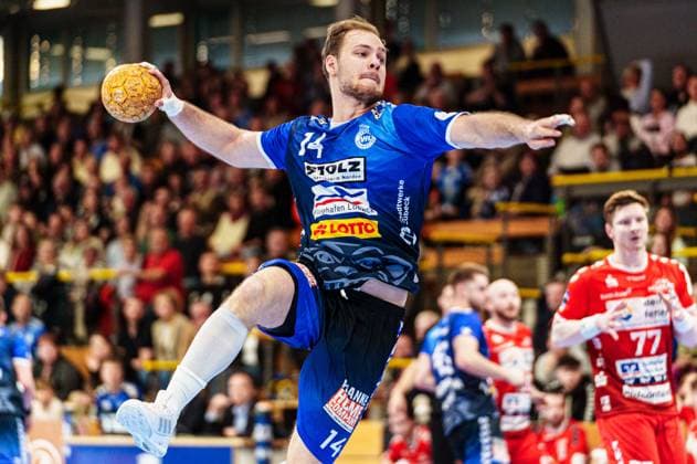 Wurf Tor Paul Skorupa (VfL Luebeck-Schwartau, 14) GER, VfL Luebeck-Schwartau vs. HSG Nordhorn-Lingen, Handball, 2. Bundesliga, Spieltag 27, Saison 2023 2024, 05.04.2024 GER, VfL Luebeck-Schwartau vs. HSG Nordhorn-Lingen, Handball, 2. Bundesliga, Spieltag 27, Saison 2023 2024, 05.04.2024 Luebeck