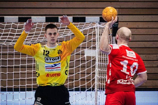 7 Meter Wurf Tor Maximilian Lux (HSG Nordhorn-Lingen, 10), Paul Dreyer (VfL Luebeck-Schwartau, 12) GER, VfL Luebeck-Schwartau vs. HSG Nordhorn-Lingen, Handball, 2. Bundesliga, Spieltag 27, Saison 2023 2024, 05.04.2024 GER, VfL Luebeck-Schwartau vs. HSG Nordhorn-Lingen, Handball, 2. Bundesliga, Spieltag 27, Saison 2023 2024, 05.04.2024 Luebeck