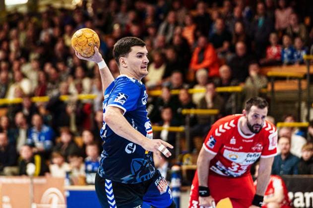 7 Meter Wurf Tor Janik Schrader (VfL Luebeck-Schwartau, 23) GER, VfL Luebeck-Schwartau vs. HSG Nordhorn-Lingen, Handball, 2. Bundesliga, Spieltag 27, Saison 2023 2024, 05.04.2024 GER, VfL Luebeck-Schwartau vs. HSG Nordhorn-Lingen, Handball, 2. Bundesliga, Spieltag 27, Saison 2023 2024, 05.04.2024 Luebeck