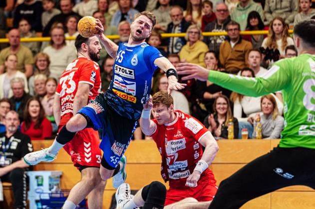 Wurf Tor Jan-Eric Speckmann (VfL Luebeck-Schwartau, 45) GER, VfL Luebeck-Schwartau vs. HSG Nordhorn-Lingen, Handball, 2. Bundesliga, Spieltag 27, Saison 2023 2024, 05.04.2024 GER, VfL Luebeck-Schwartau vs. HSG Nordhorn-Lingen, Handball, 2. Bundesliga, Spieltag 27, Saison 2023 2024, 05.04.2024 Luebeck