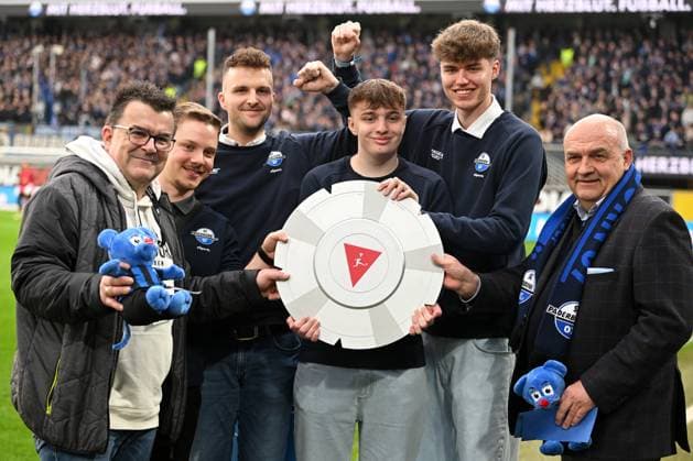 Paderborn, Home Deluxe Arena, 05.04.24, GER, Herren, 2.Bundesliga, Saison 2023-2024, SC Paderborn 07 - Hertha BSC Berlin Bild: Der SC Paderborn ist deutscher e-sports Club-Meister. Geschaeftsfuehrer Martin HORNBERGER (Paderborn) und Praesident Thomas SAGEL (Paderborn) gratulieren Only for editorial use! DFL regulations prohibit any use of photographs as image sequences and or quasi-video. NRW Deutschland