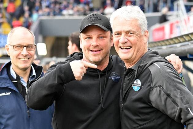 Paderborn, Home Deluxe Arena, 05.04.24, GER, Herren, 2.Bundesliga, Saison 2023-2024, SC Paderborn 07 - Hertha BSC Berlin Bild: v.li. Trainer Lukas KWASNIOK (Paderborn) und Mannschaftsarzt Hans-Walter HEMMEN (Paderborn) Only for editorial use! DFL regulations prohibit any use of photographs as image sequences and or quasi-video. NRW Deutschland