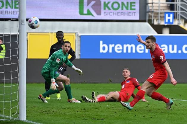 Paderborn, Home Deluxe Arena, 05.04.24, GER, Herren, 2.Bundesliga, Saison 2023-2024, SC Paderborn 07 - Hertha BSC Berlin Bild: Jonjoe KENNY (Hertha BSC) mit Eigentor. VAR erkennt den Treffer nicht an Only for editorial use! DFL regulations prohibit any use of photographs as image sequences and or quasi-video. NRW Deutschland