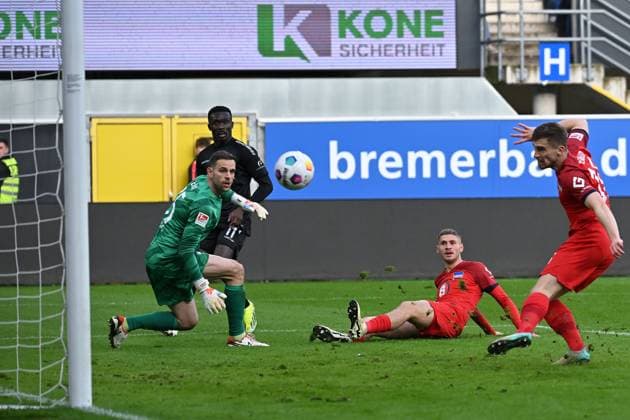 Paderborn, Home Deluxe Arena, 05.04.24, GER, Herren, 2.Bundesliga, Saison 2023-2024, SC Paderborn 07 - Hertha BSC Berlin Bild: Only for editorial use! DFL regulations prohibit any use of photographs as image sequences and or quasi-video. NRW Deutschland