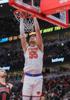 CHICAGO, IL - APRIL 05: Isaiah Hartenstein 55 of the New York Knicks slam dunks during the second half against the Chicago Bulls at the United Center on April 5, 2024 in Chicago. (Photo by Melissa Tamez Icon Sportswire) NBA, Basketball Herren, USA APR 05 Knicks at Bulls EDITORIAL USE ONLY Icon24040532