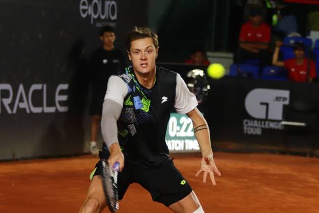 April 5, 2024, Mexico City, Ciudad de Mexico, Mexico: April 5, 2024, Mexico City, Mexico: Maxime Janvier of France returns a shot to Aidan Mayo of United States during Mexico City Open quarter finals match at Deportivo Chapultepec. Maxime Janvier defeated Aidan Mayo 2 sets to 0. on April 5, 2024 in Mexico City, Mexico. Mexico City Mexico - ZUMAe321 20240405_zsa_e321_027 Copyright: xCarlosxSantiago xEyepixxGroupx