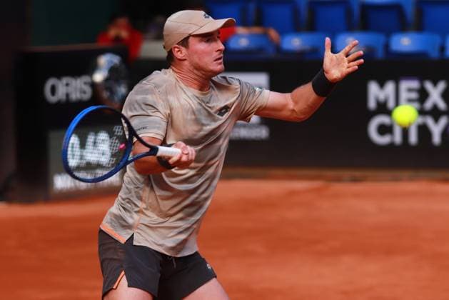 April 5, 2024, Mexico City, Ciudad de Mexico, Mexico: April 5, 2024, Mexico City, Mexico: Oliver Crawford of Great Britain returns a shot to Thiago Tirante of Argentina during Mexico City Open quarter finals match at Deportivo Chapultepec. Thiago Tirante defeated Oliver Crawford 2 sets to 0. on April 5, 2024 in Mexico City, Mexico. Mexico City Mexico - ZUMAe321 20240405_zsa_e321_060 Copyright: xCarlosxSantiago xEyepixxGroupx