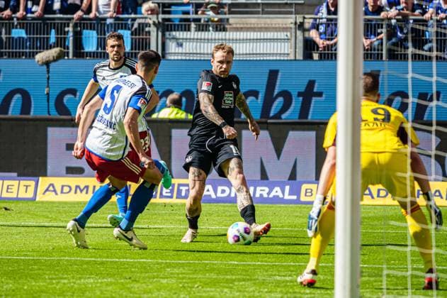 Dennis Hadzikadunic (Hamburger SV, 05), Tymoteusz Puchacz (1. FC Kaiserslautern, 15) GER, Hamburger SV vs. 1. FC Kaiserslautern, Fussball, 2. Bundesliga, Spieltag 28, Saison 2023 2024, 06.04.2024 DFL REGULATIONS PROHIBIT ANY USE OF PHOTOGRAPHS AS IMAGE SEQUENCES AND OR QUASI-VIDEO GER, Hamburger SV vs. 1. FC Kaiserslautern, Fussball, 2. Bundesliga, Spieltag 28, Saison 2023 2024, 06.04.2024 Hamburg