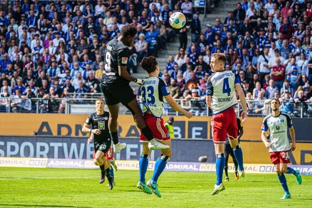 Torschuss Torchance per Kopfball Ragnar Ache (1. FC Kaiserslautern, 09) GER, Hamburger SV vs. 1. FC Kaiserslautern, Fussball, 2. Bundesliga, Spieltag 28, Saison 2023 2024, 06.04.2024 DFL REGULATIONS PROHIBIT ANY USE OF PHOTOGRAPHS AS IMAGE SEQUENCES AND OR QUASI-VIDEO GER, Hamburger SV vs. 1. FC Kaiserslautern, Fussball, 2. Bundesliga, Spieltag 28, Saison 2023 2024, 06.04.2024 Hamburg