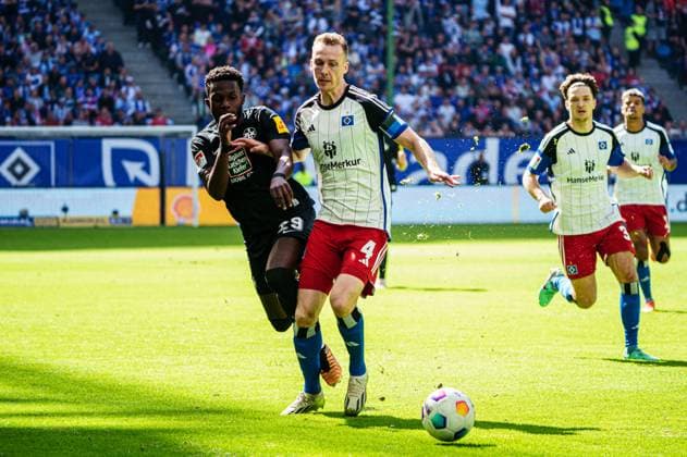 Richmond Tachie (1. FC Kaiserslautern, 29), Sebastian Schonlau (Hamburger SV, 04) GER, Hamburger SV vs. 1. FC Kaiserslautern, Fussball, 2. Bundesliga, Spieltag 28, Saison 2023 2024, 06.04.2024 DFL REGULATIONS PROHIBIT ANY USE OF PHOTOGRAPHS AS IMAGE SEQUENCES AND OR QUASI-VIDEO GER, Hamburger SV vs. 1. FC Kaiserslautern, Fussball, 2. Bundesliga, Spieltag 28, Saison 2023 2024, 06.04.2024 Hamburg