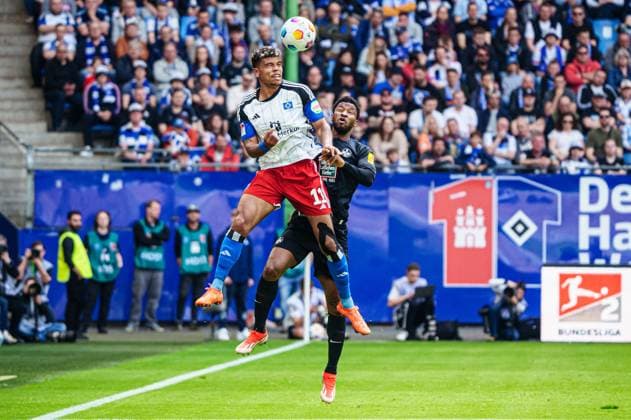 Kopfballduell Ransford-Yeboah Koenigsdoerffer (Hamburger SV, 11), Almamy Toure (1. FC Kaiserslautern, 06) GER, Hamburger SV vs. 1. FC Kaiserslautern, Fussball, 2. Bundesliga, Spieltag 28, Saison 2023 2024, 06.04.2024 DFL REGULATIONS PROHIBIT ANY USE OF PHOTOGRAPHS AS IMAGE SEQUENCES AND OR QUASI-VIDEO GER, Hamburger SV vs. 1. FC Kaiserslautern, Fussball, 2. Bundesliga, Spieltag 28, Saison 2023 2024, 06.04.2024 Hamburg