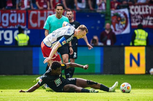 Ragnar Ache (1. FC Kaiserslautern, 09), Sebastian Schonlau (Hamburger SV, 04) GER, Hamburger SV vs. 1. FC Kaiserslautern, Fussball, 2. Bundesliga, Spieltag 28, Saison 2023 2024, 06.04.2024 DFL REGULATIONS PROHIBIT ANY USE OF PHOTOGRAPHS AS IMAGE SEQUENCES AND OR QUASI-VIDEO GER, Hamburger SV vs. 1. FC Kaiserslautern, Fussball, 2. Bundesliga, Spieltag 28, Saison 2023 2024, 06.04.2024 Hamburg