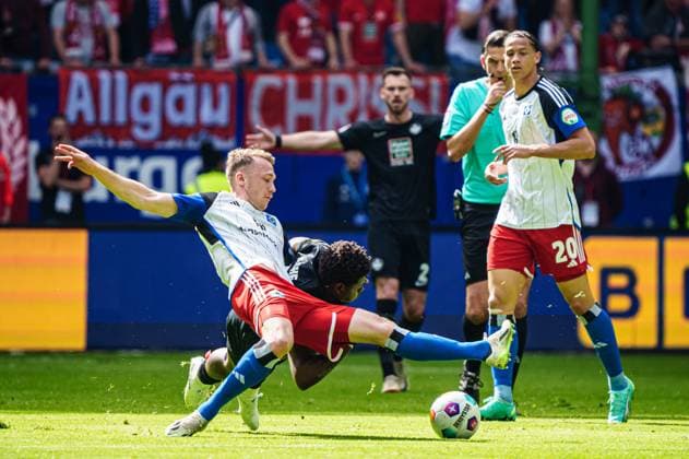 Ragnar Ache (1. FC Kaiserslautern, 09), Sebastian Schonlau (Hamburger SV, 04) GER, Hamburger SV vs. 1. FC Kaiserslautern, Fussball, 2. Bundesliga, Spieltag 28, Saison 2023 2024, 06.04.2024 DFL REGULATIONS PROHIBIT ANY USE OF PHOTOGRAPHS AS IMAGE SEQUENCES AND OR QUASI-VIDEO GER, Hamburger SV vs. 1. FC Kaiserslautern, Fussball, 2. Bundesliga, Spieltag 28, Saison 2023 2024, 06.04.2024 Hamburg
