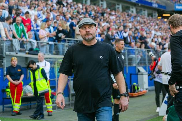 Fußball I Herren I Saison 2023-2024 I 2. Bundesliga I 28. Spieltag I Hamburger SV - 1. FC Kaiserslautern I 06.04.2024 Steffen Baumgart (Trainer, Hamburger SV) im Fokus. Hamburg Volksparkstadion Hamburg Deutschland