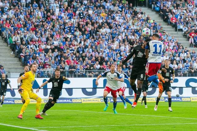 Fußball I Herren I Saison 2023-2024 I 2. Bundesliga I 28. Spieltag I Hamburger SV - 1. FC Kaiserslautern I 06.04.2024 Ransford-Yeboah Königsdörffer (11, Hamburger SV) geht gegen Almamy Toure (6, 1. FC Kaiserslautern) ins Kopfballduell. Robin Bormuth (32, 1. FC Kaiserslautern) im Tor. Hamburg Volksparkstadion Hamburg Deutschland