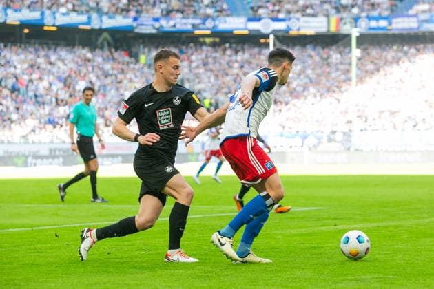 Fußball I Herren I Saison 2023-2024 I 2. Bundesliga I 28. Spieltag I Hamburger SV - 1. FC Kaiserslautern I 06.04.2024 Filip Kaloc (26, 1. FC Kaiserslautern) gegen Dennis Hadzikadunic (5, Hamburger SV) im Duell. Hamburg Volksparkstadion Hamburg Deutschland
